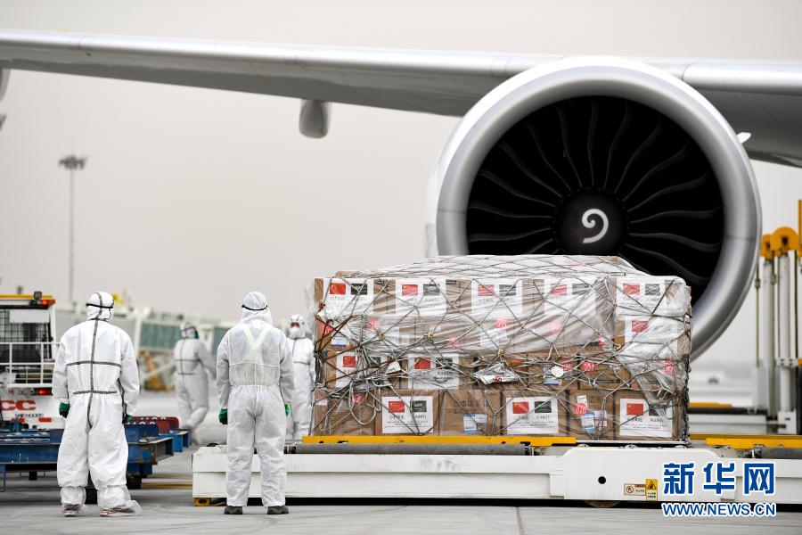2020年4月15日,工作人员在装运援助沙特阿拉伯的医疗物资。新华社记者 冯开华 摄