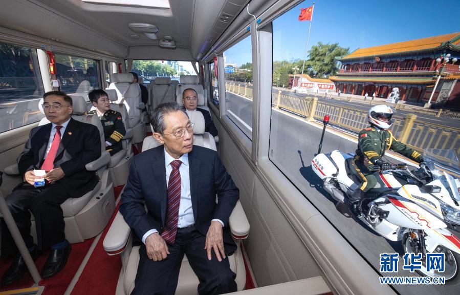 2020年9月8日上午,全国抗击新冠肺炎疫情表彰大会在北京人民大会堂隆重举行。这是国家勋章和国家荣誉称号获得者集体乘坐礼宾车从住地出发,由国宾护卫队护卫前往人民大会堂。新华社记者 刘彬 摄